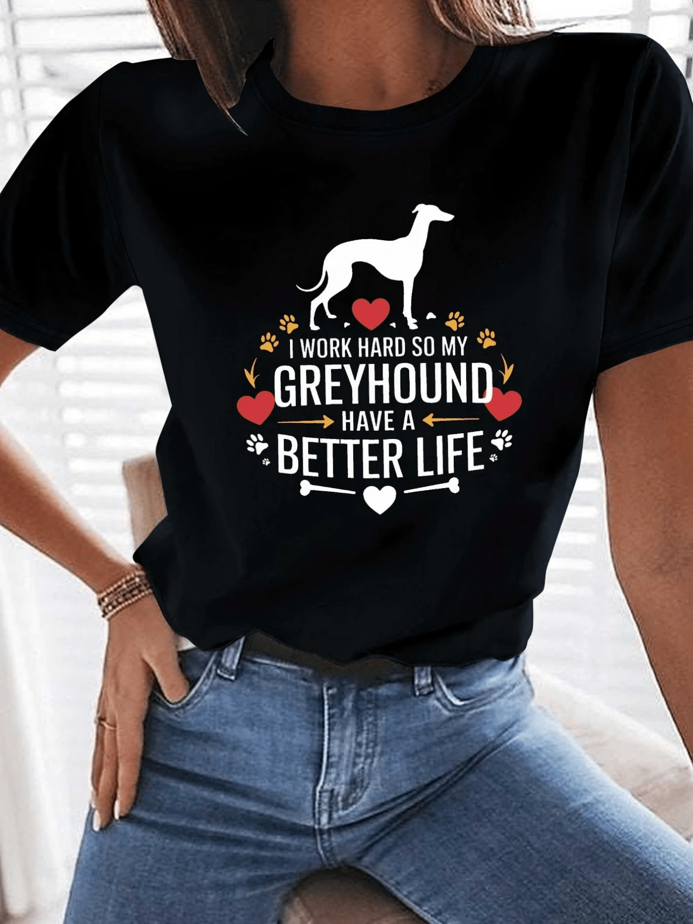 Figura de un galgo blanco rodeado de corazones y huellas doradas que simbolizan amor dedicación y esfuerzo por mejorar la vida del fiel compañero camiseta de mujer casual cómoda para amantes de perros - Negro - Ver 1