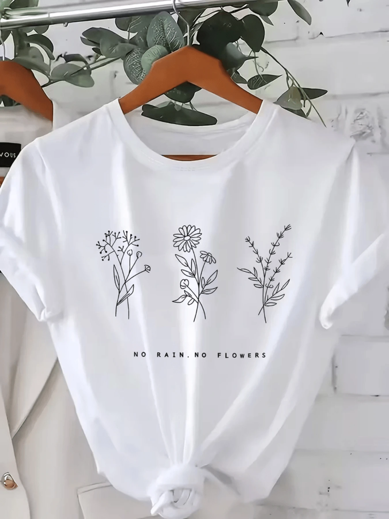 Tres flores delicadas representan la esperanza el crecimiento y la belleza que surge después de la lluvia símbolo de fortaleza y renovación camiseta de mujer casual cómoda y versátil para el día a día - Blanco - Ver 1