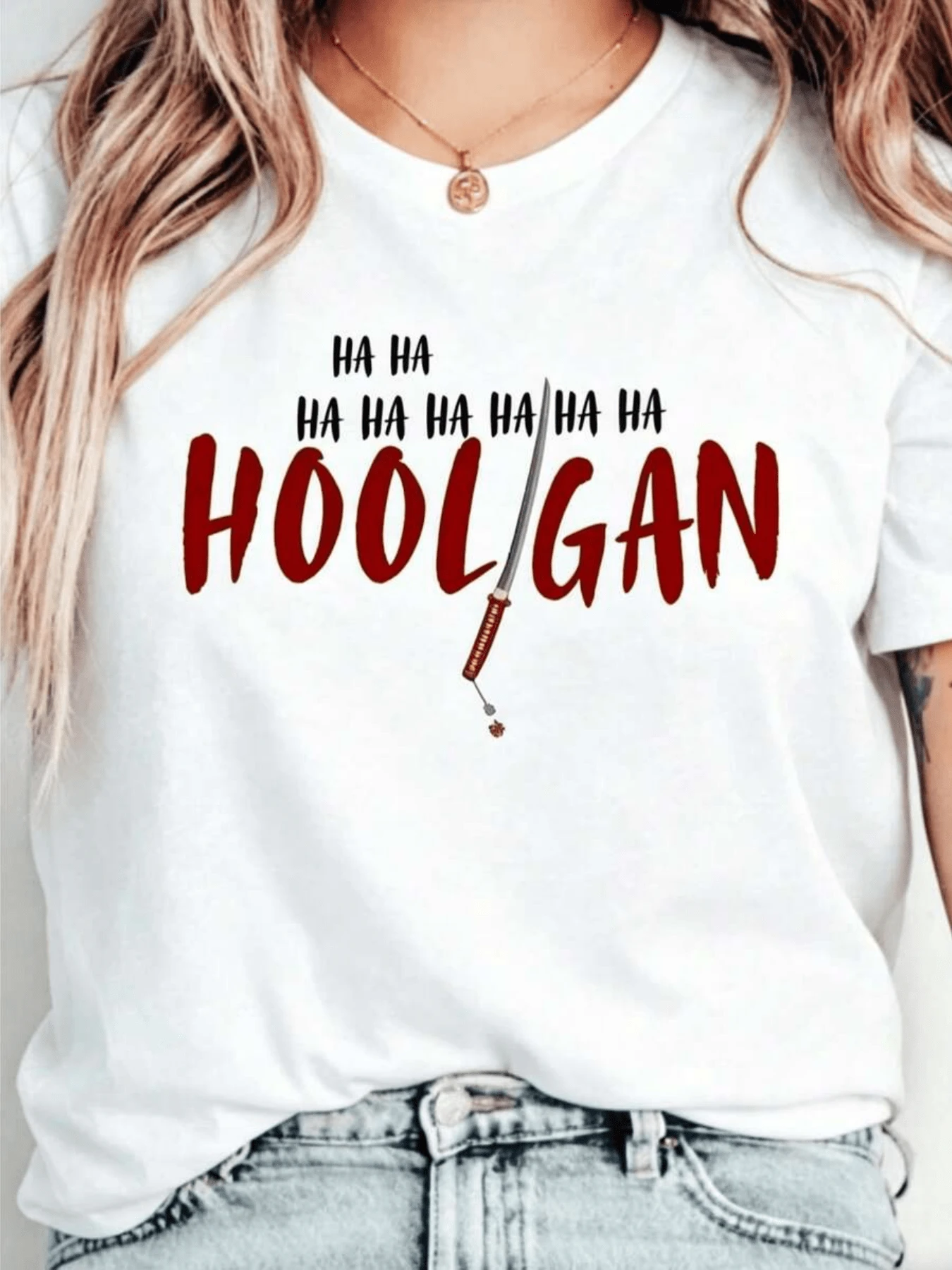 Texto que muestra repetidas risas junto a una espada estilizada evocando energía rebelde y divertida reflejando actitud audaz y segura camiseta de mujer casual moderna ideal para uso diario - Blanco - Ver 1