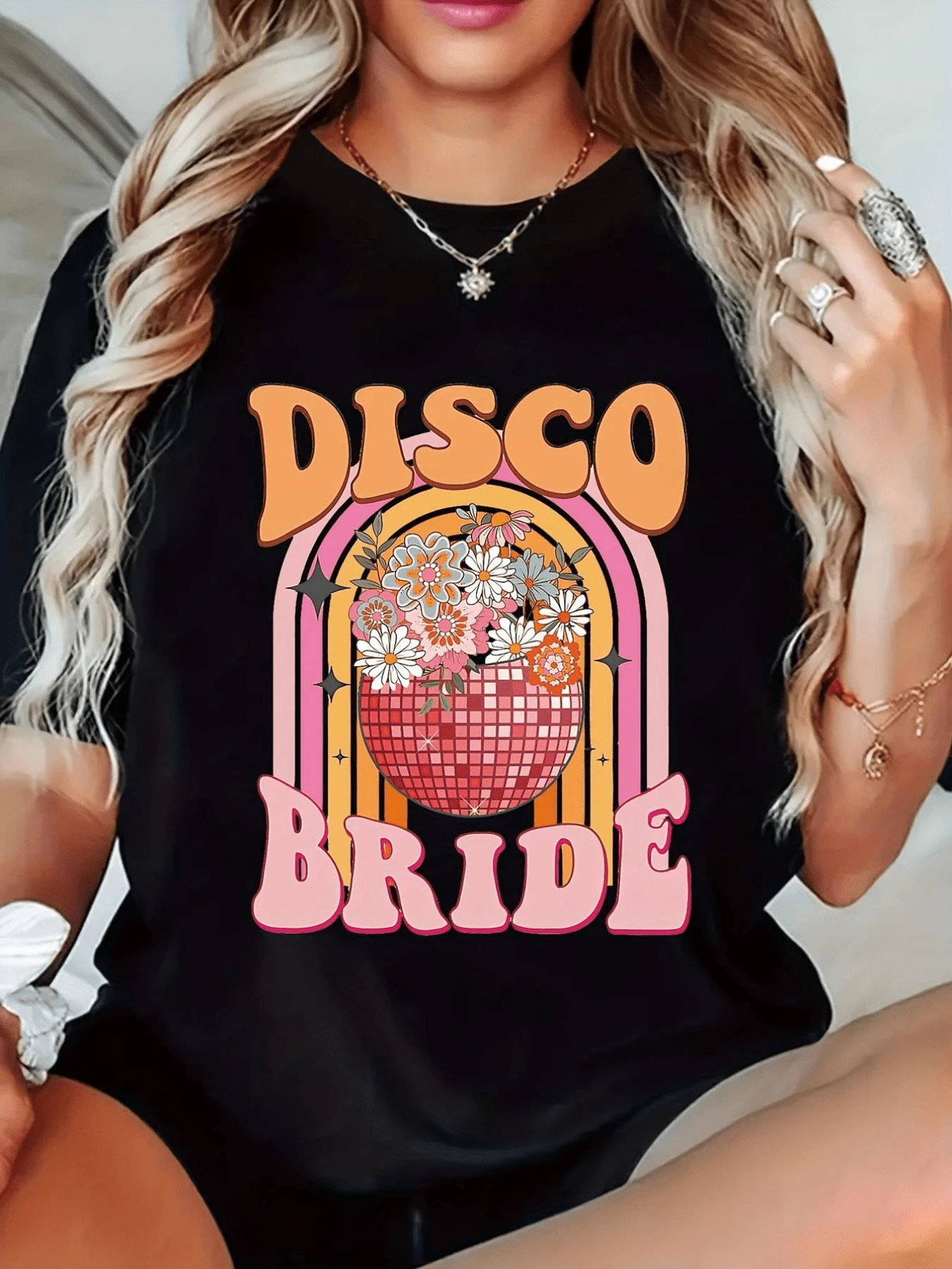 Esfera de discoteca rodeada de flores coloridas que simbolizan alegría celebración y energía positiva perfecta para una mujer moderna que disfruta de la música y el espíritu libre camiseta de mujer casual para fiesta - Negro - Ver 1