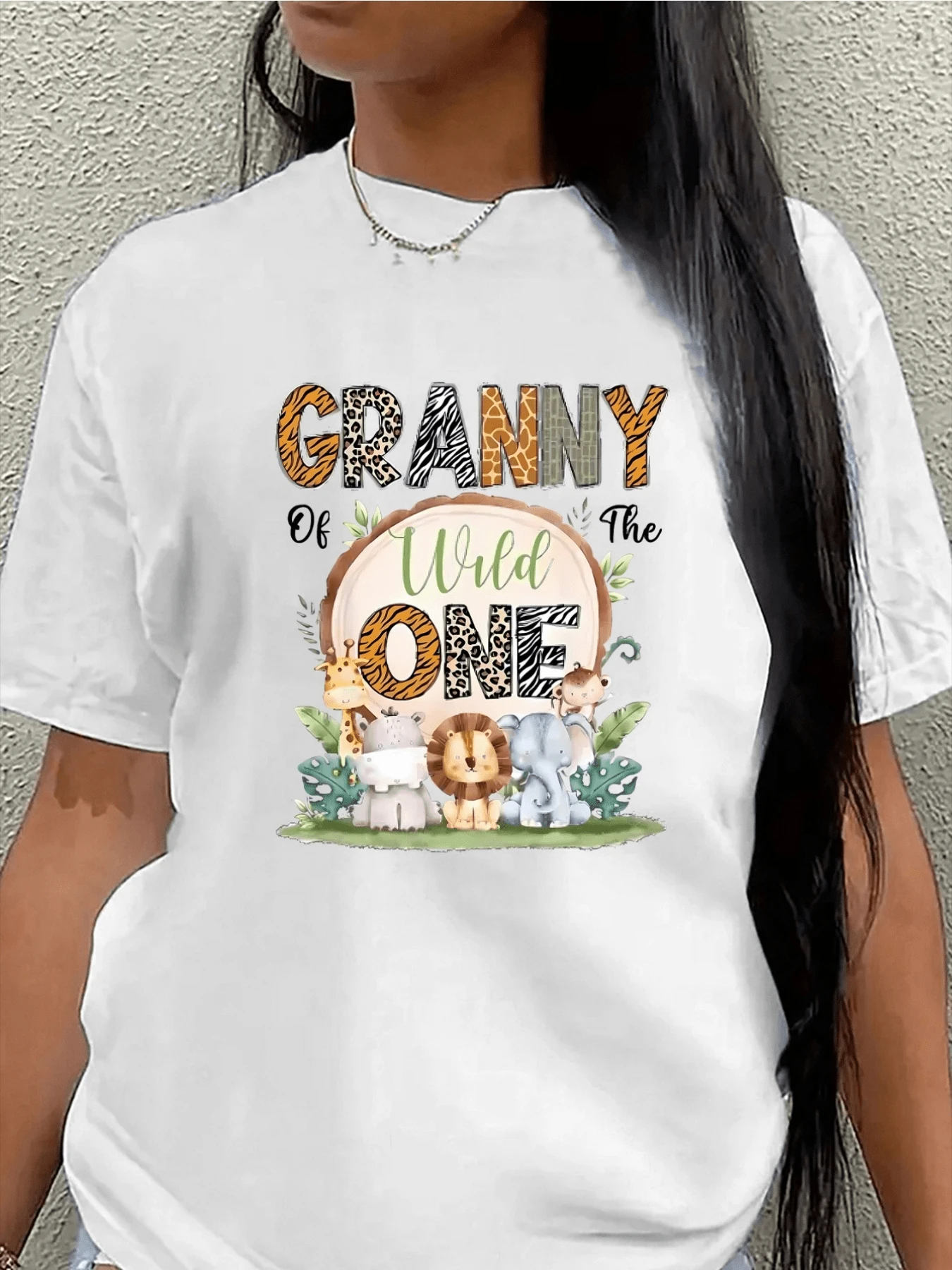 Animales salvajes adorables reunidos en la selva mostrando unión ternura y espíritu aventurero ideales para quienes aman la naturaleza y la alegría camiseta de mujer cómoda casual para uso diario - Blanco - Ver 1