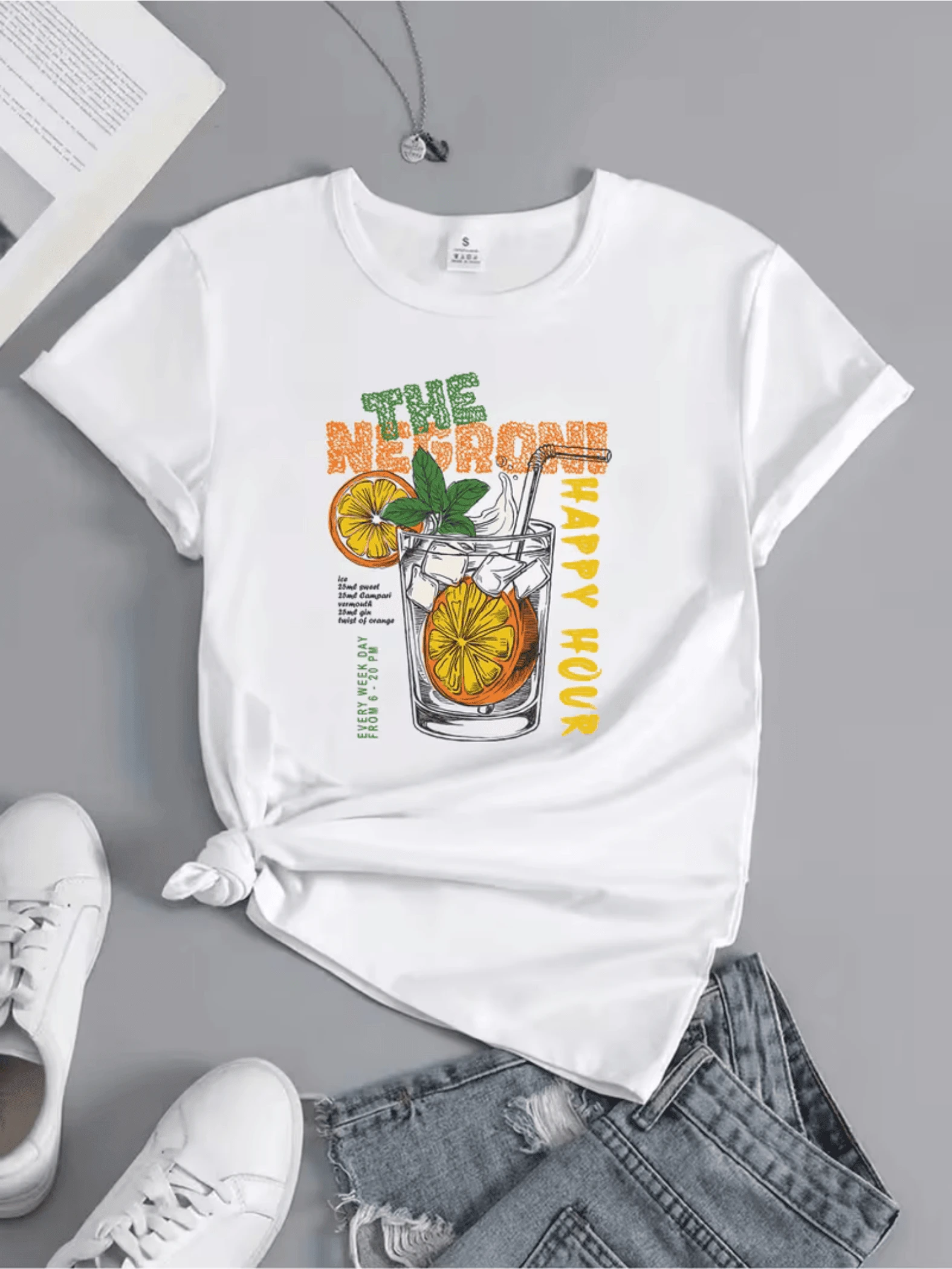Cítricos brillantes con hojas verdes acompañados de una copa que simboliza frescura alegría y momentos compartidos en tiempo de relax camiseta de mujer casual con estampado moderno y atractivo - Blanco - Ver 1