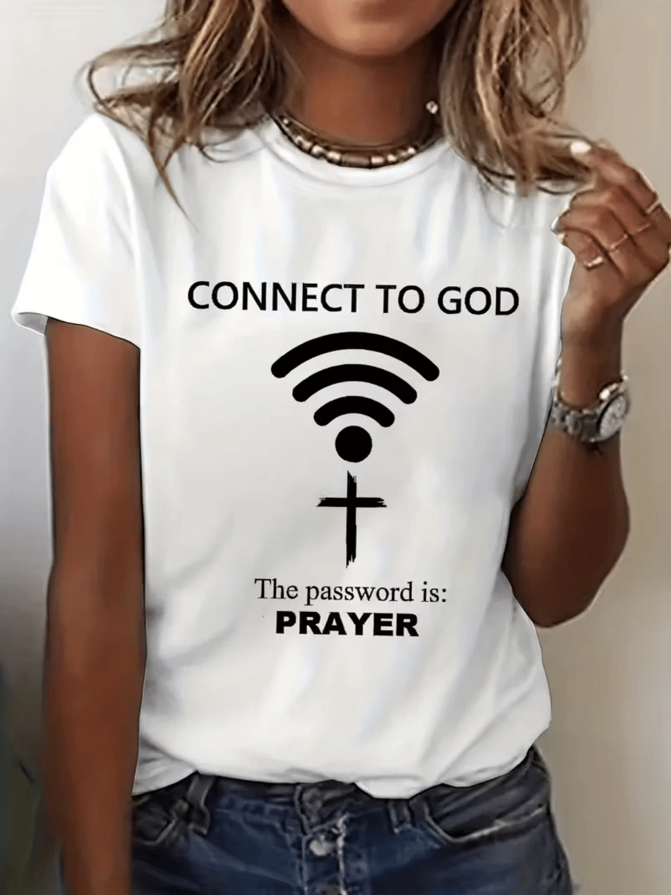Símbolo que une la conexión espiritual con la tecnología mostrando una señal de fe representada por una cruz y un mensaje que invita a orar camiseta de mujer con mensaje inspirador moderno y cómodo para uso diario - Blanco - Ver 1