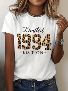 Números grandes 1994 con textura de estampado animal evocan una energía salvaje y nostálgica que representa fuerza interior y confianza femenina moderna camiseta de mujer edición limitada elegante casual - Blanco - Ver 8