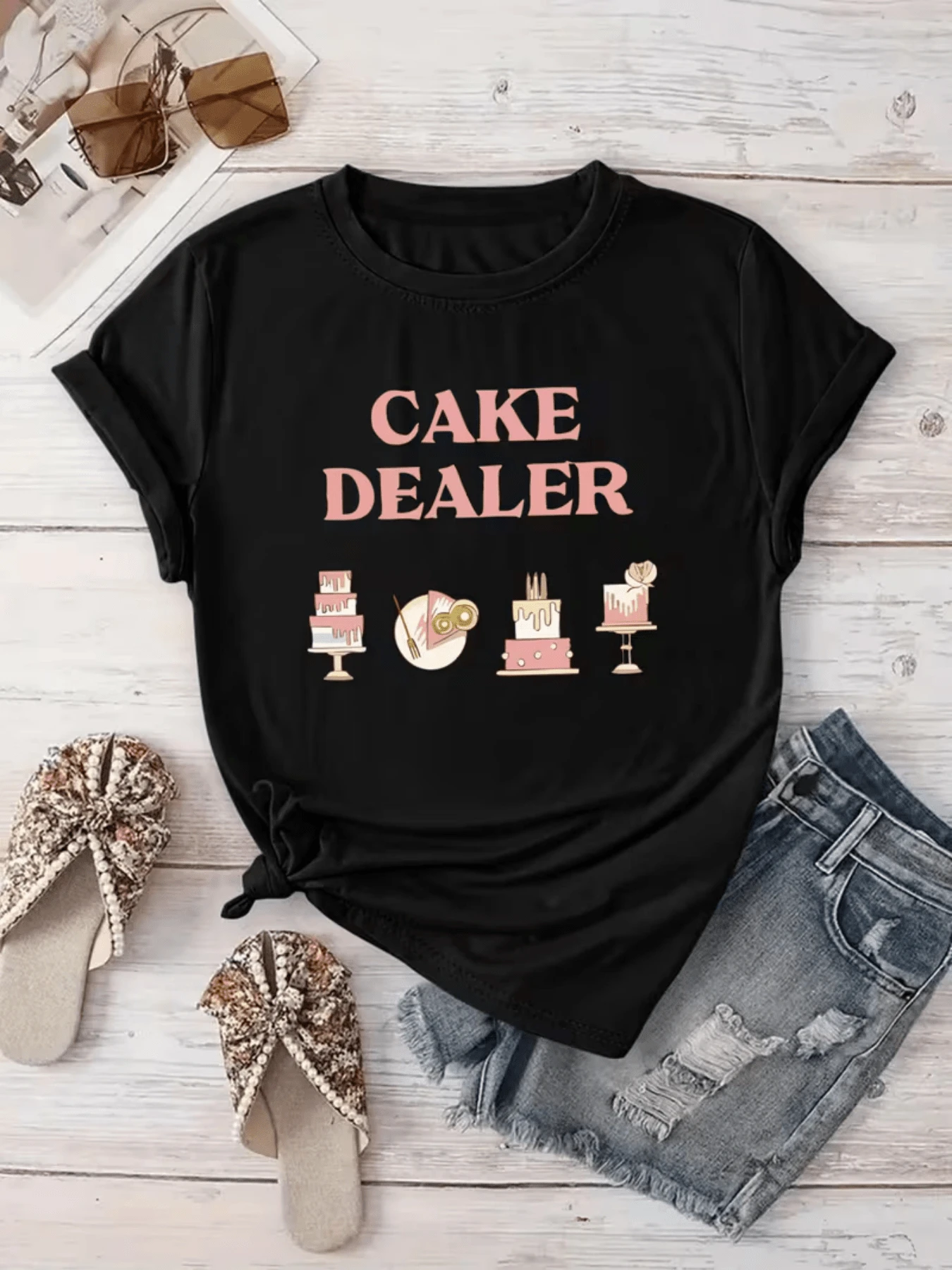 Pasteles coloridos con letras divertidas que evocan la alegría de compartir dulces momentos y celebrar la creatividad en la repostería camiseta de mujer perfecta para un look casual original y alegre - Negro - Ver 1