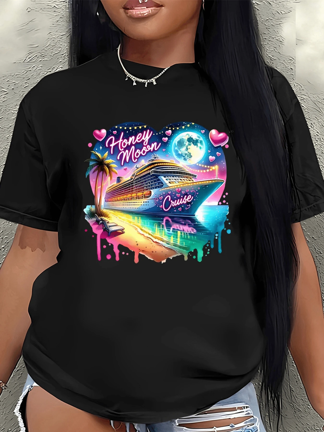 Paisaje nocturno con crucero iluminado bajo la luna lleno de corazones rosas y palmeras que evocan romance aventura y libertad en un mar de colores vivos ideal para momentos felices camiseta de mujer - Negro - Ver 1