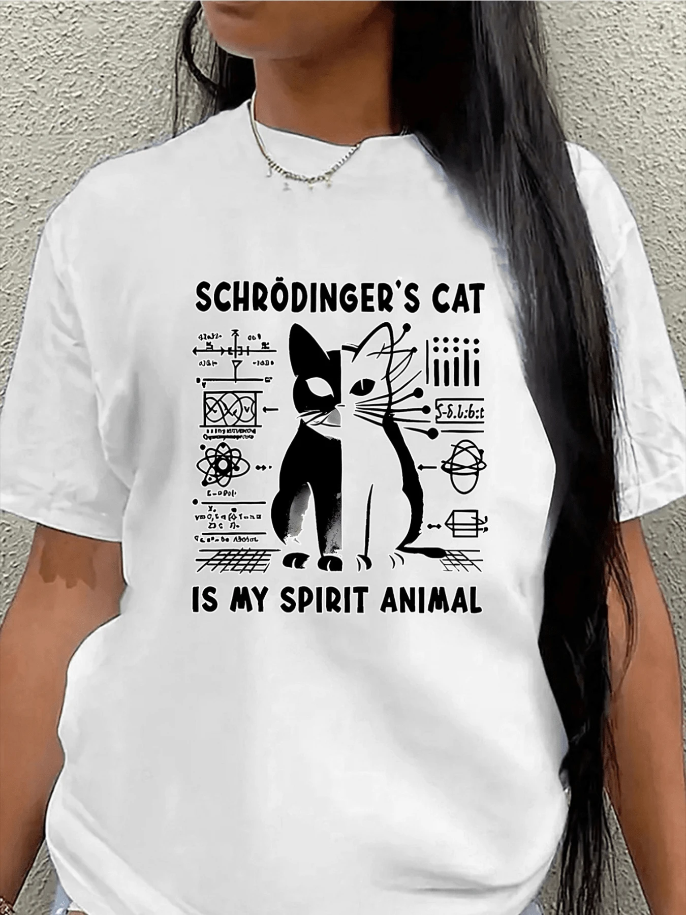 Gato simbólico que representa un misterio cuántico entre la vida y la muerte mostrando equilibrio entre ciencia y fantasía ideal para mentes curiosas camiseta de mujer casual moderna cómoda para uso diario - Blanco - Ver 1