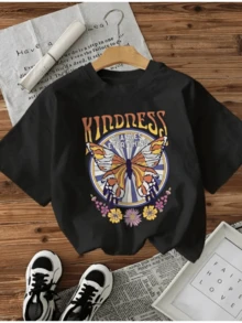 Mariposa colorida rodeada de flores simbolizando transformación y bondad que inspira energía positiva y cambios internos camiseta de mujer casual cómoda para uso diario - Negro - Ver 1