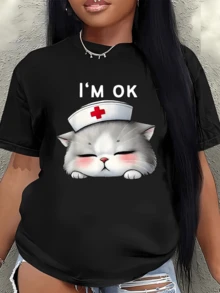 Gato enfermero con sombrero blanco y cruz roja que transmite ternura y tranquilidad simbolizando autocuidado y bienestar camiseta de mujer casual cómoda para uso diario - Negro - Ver 1