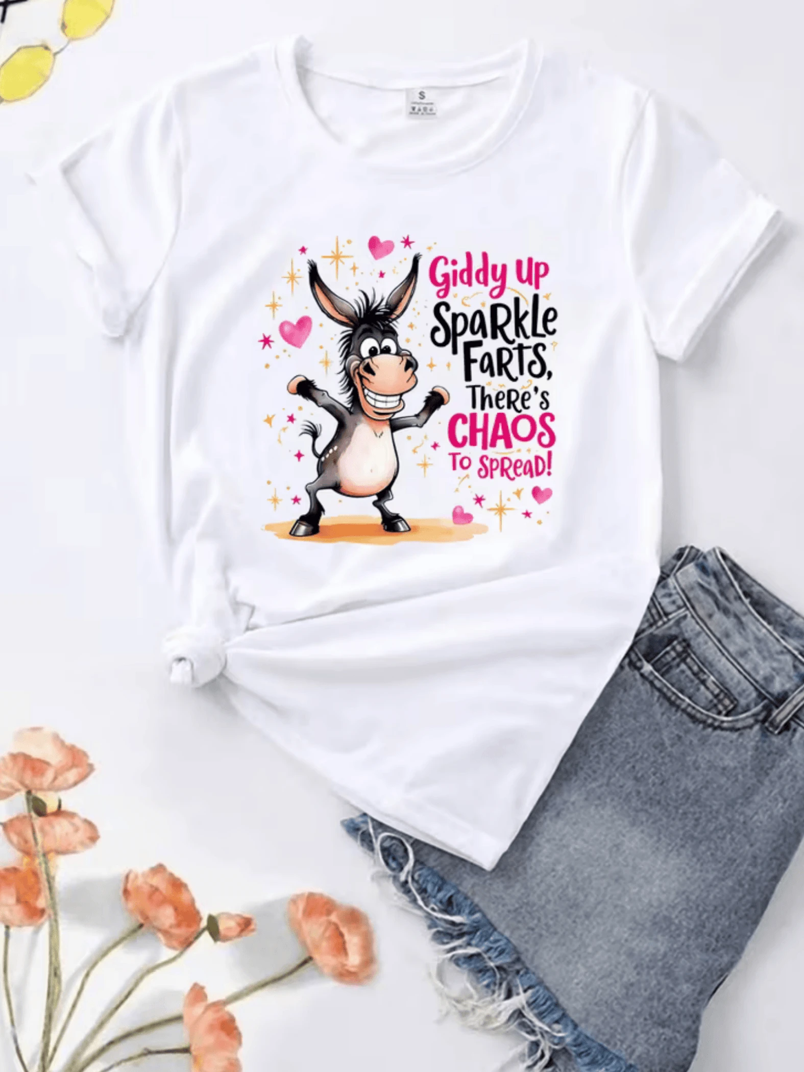 Smiling Donkey Surrounded By Pink Hearts And Golden Sparkles Conveying Joy, Energy And Fun, Ideal For Free Spirits. Casual And Comfortable Women's T-Shirt For Everyday Wear. - 白色 - 查看 1