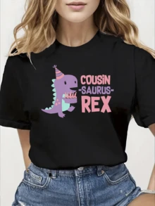 Dinosaurio alegre con sombrero de fiesta sostiene una tarta color pastel transmitiendo diversión familiar y energía juvenil perfecta para reuniones y momentos felices camiseta de mujer casual divertida moderna cómoda - Negro - Ver 1