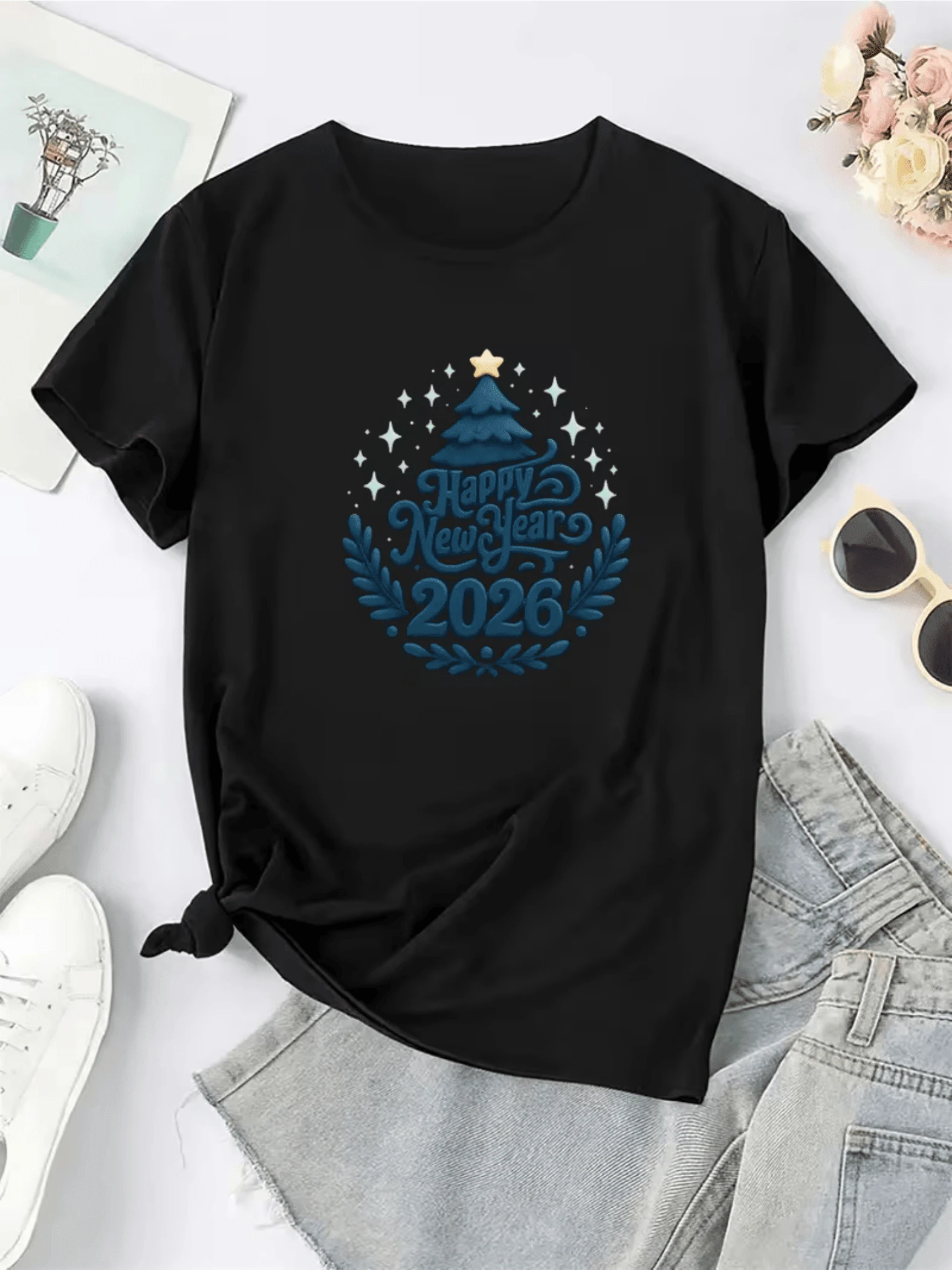 Festive Blue Tree With A Gold Star On Top Surrounded By Leaves And Sparkles Symbolizing Joy, Hope, And New Beginnings To Celebrate The Year 2026. Women's Casual, Modern, Comfortable T-Shirt For Christmas Occasions. - 黑色 - 查看 1