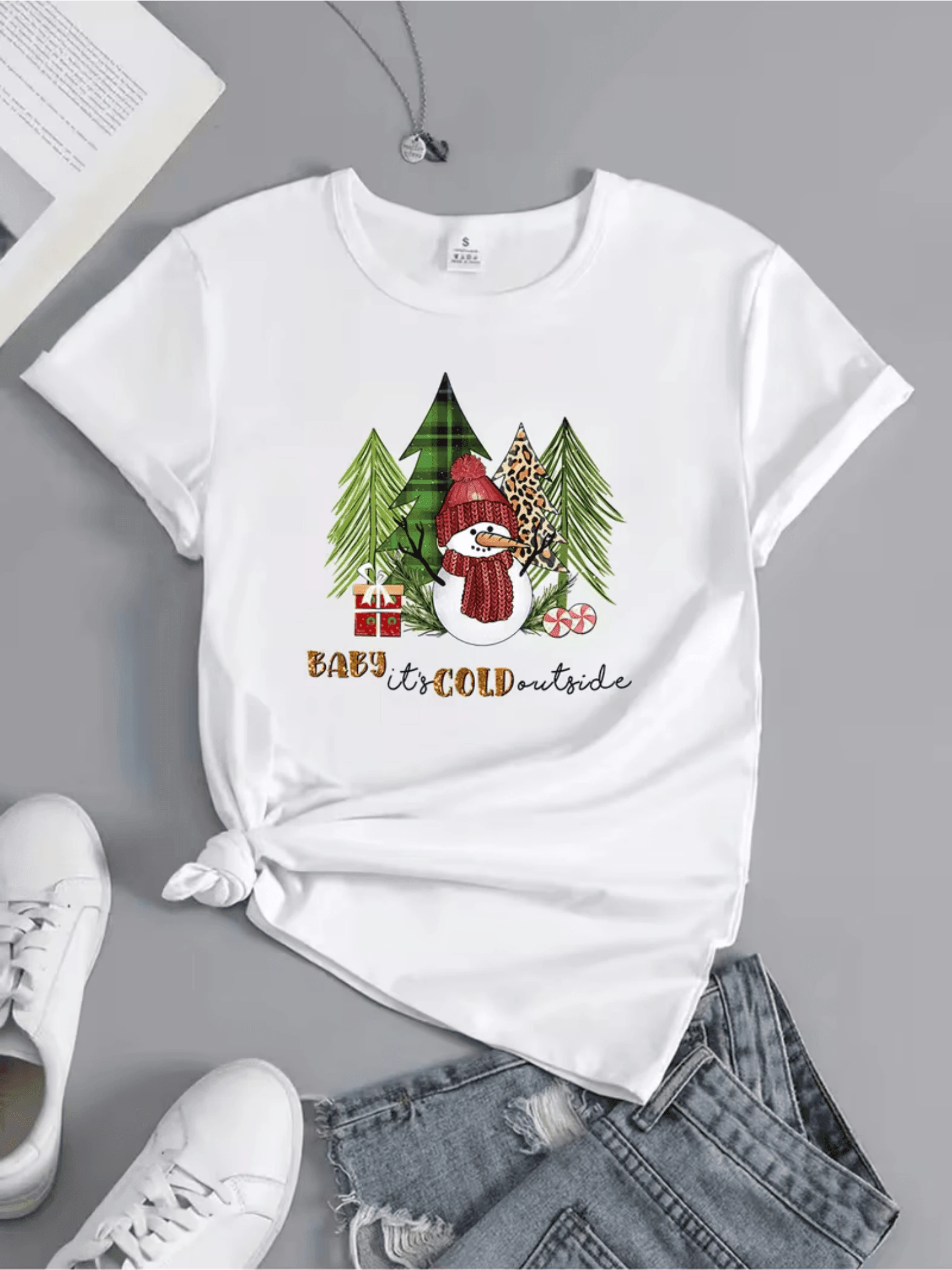 Un entorno de bosque con árboles verdes y un muñeco de nieve con gorro rojo bufanda y regalos simboliza el espíritu alegre del invierno y la amistad cálida camisetas de mujer casual cómoda para temporada fría - Blanco - Ver 1