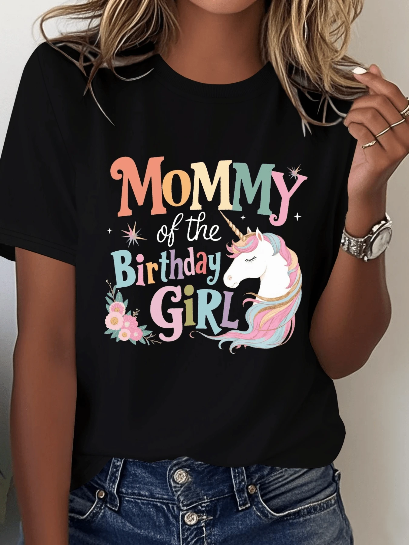 Unicornio mágico con flores coloridas y texto alegre que celebra a la madre de la niña en su cumpleaños con energía positiva y encanto dulce camiseta de mujer elegante casual cómoda para fiestas - Negro - Ver 1
