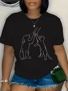 Dos animales dibujados con líneas finas alzan sus patas hacia una mano humana mostrando ternura unión y afecto rodeados de pequeños corazones rojos simbolizando amor y conexión profunda camiseta de mujer casual cómoda para uso diario - Negro - Ver 8