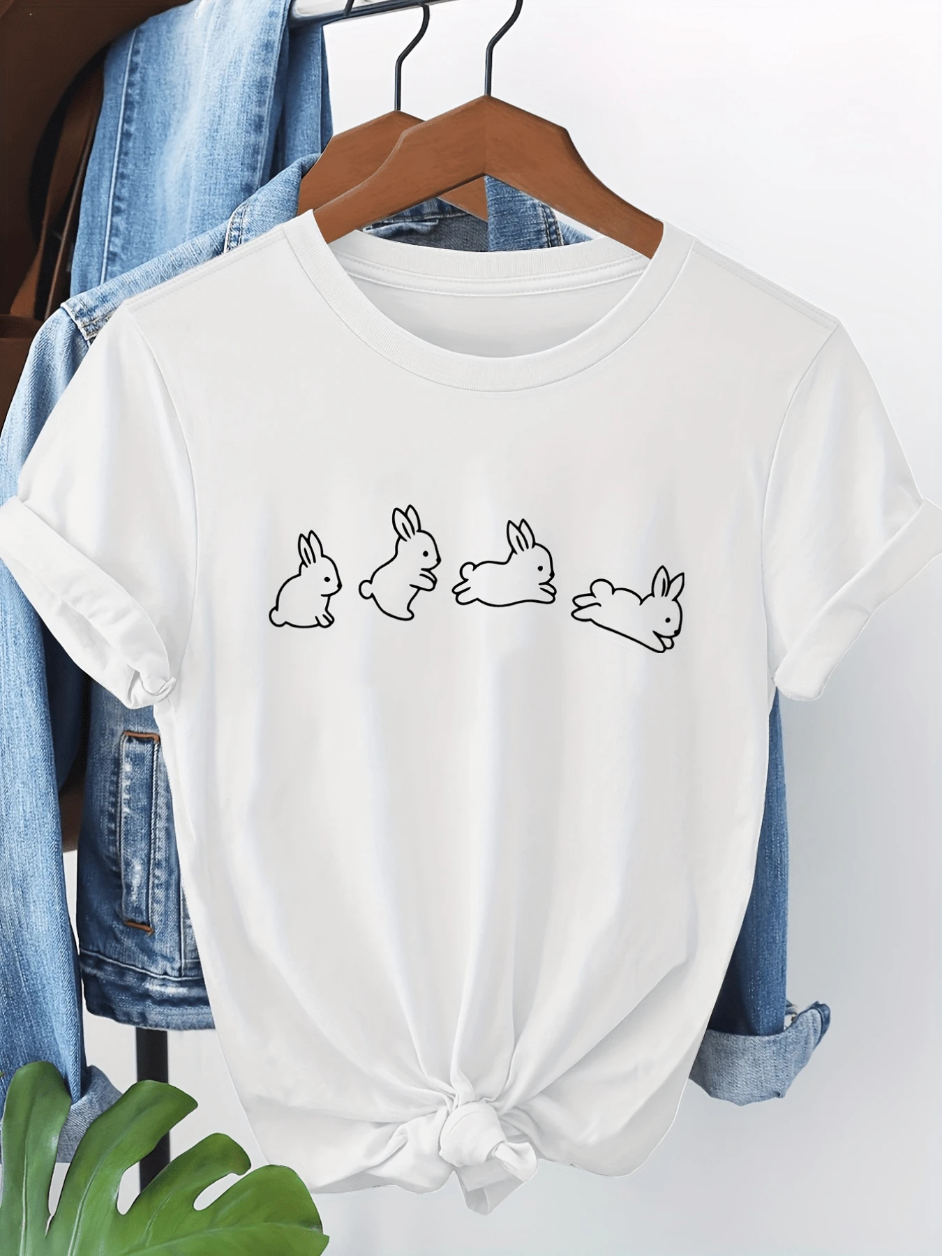 Four Rabbits In Motion Symbolize Freedom, Energy, And The Sweetness Of Peaceful Days, Inspiring Joy And Tenderness. A Modern, Casual, Comfortable Women's T-Shirt For Everyday Wear. - 白色 - 查看 1