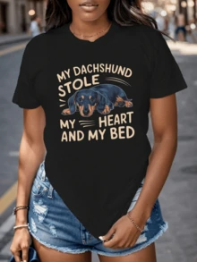 Un adorable perro salchicha acurrucado representa el amor sincero y la conexión fiel entre humanos y mascotas con un toque divertido y tierno camiseta de mujer casual cómoda ideal para amantes de animales - Negro - Ver 1