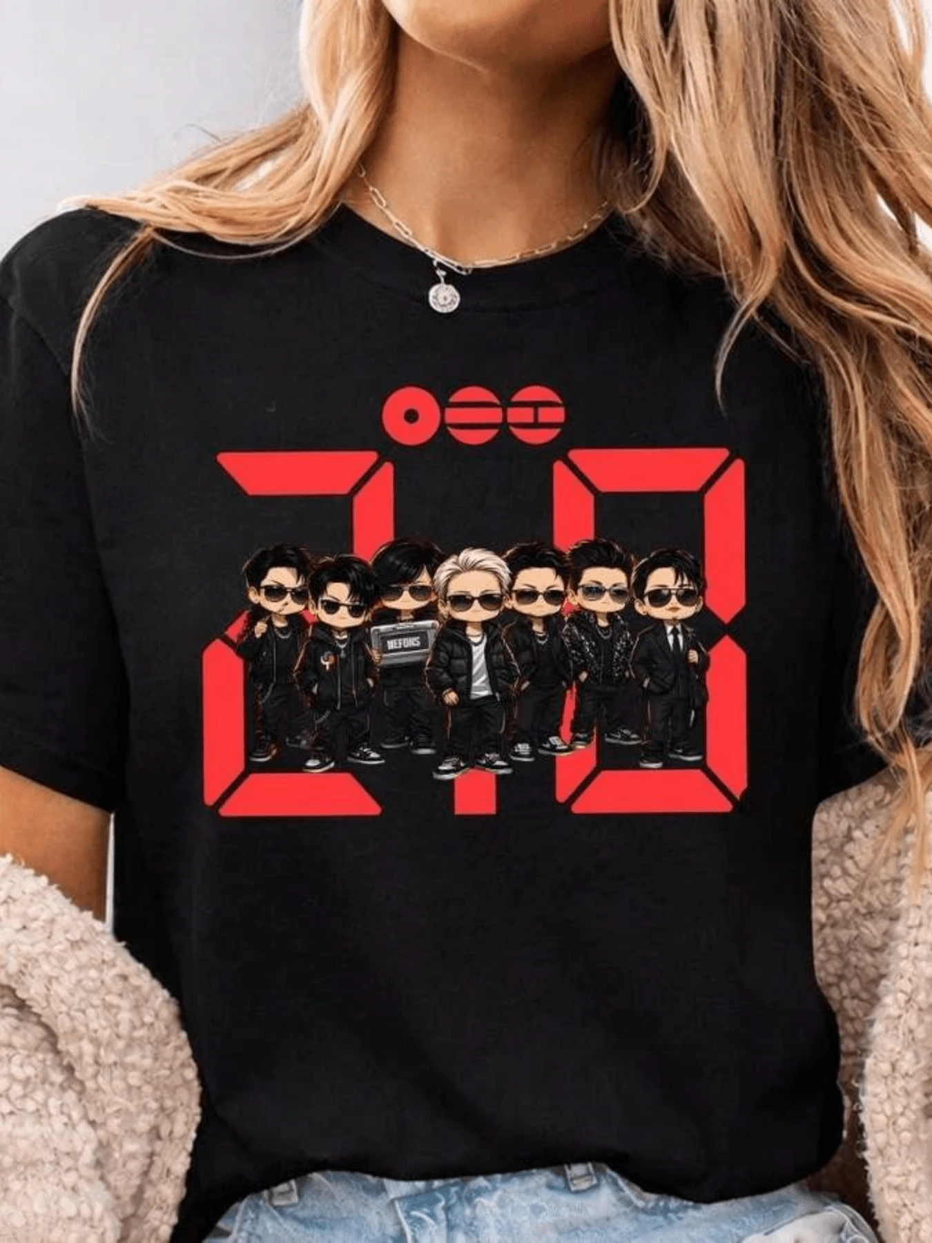 Large Red Numerical Symbols Evoking Digital Energy And Urban Attitude Alongside Small Figures In Modern Clothing Form A Bold And Contemporary Composition. This Stylish Casual Women's T-Shirt Is Perfect For Everyday Wear. - 黑色 - 查看 1