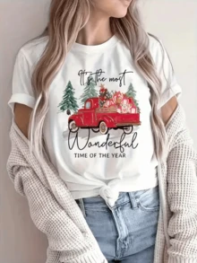 Camión rojo cargado de regalos y árboles de Navidad que transmite el espíritu cálido de las fiestas de fin de año y la alegría de compartir momentos felices camiseta de mujer casual cómoda para invierno - Blanco - Ver 8