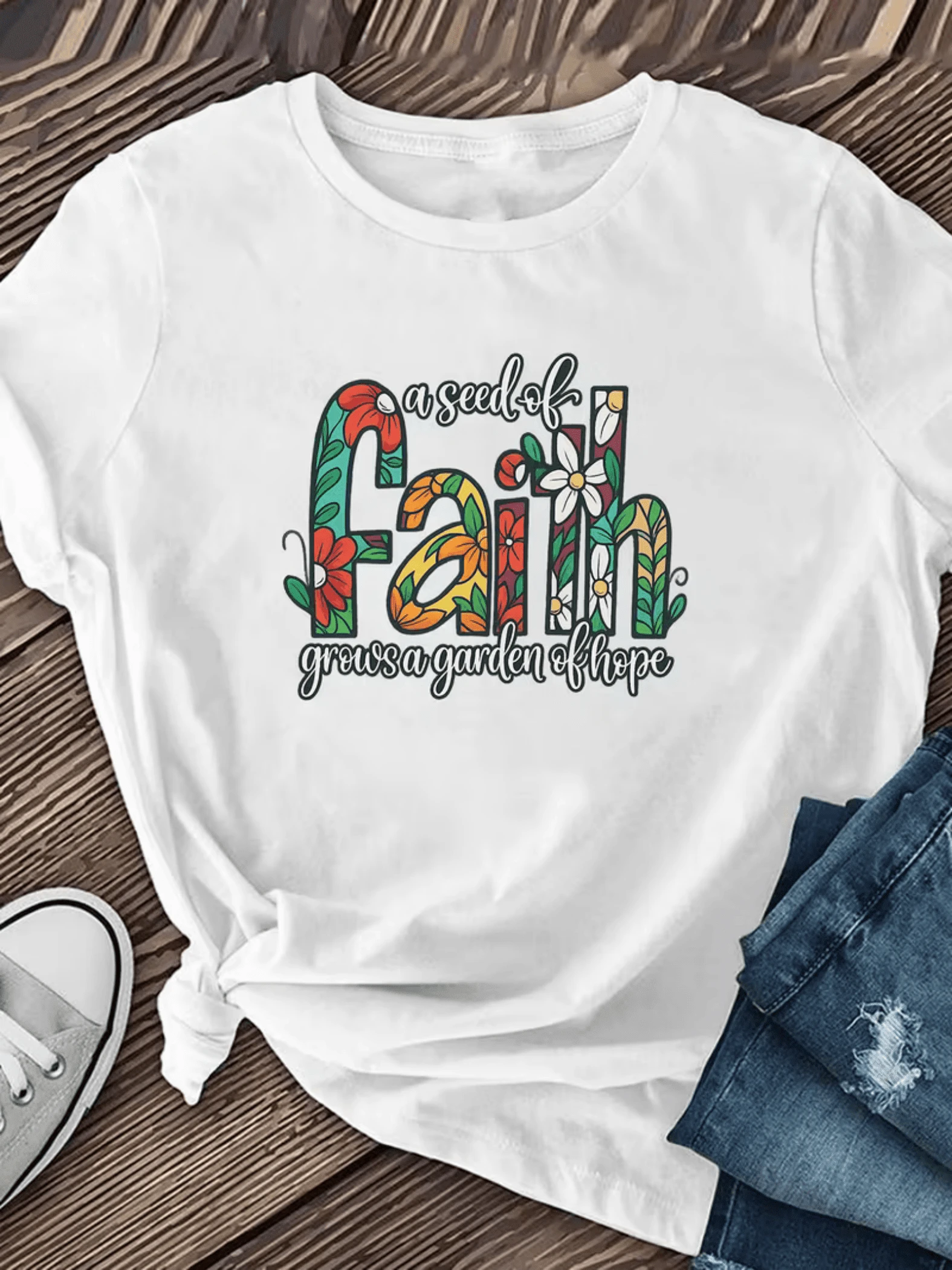 Una semilla de fe que florece creando un jardín lleno de esperanza y energía positiva con flores coloridas y letras inspiradoras para transmitir optimismo y fuerza interior camiseta de mujer moderna casual cómoda para uso diario - Blanco - Ver 1