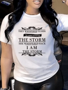 Frase poderosa que expresa la fuerza interior de una mujer valiente capaz de enfrentar cualquier desafío y convertirse en su propia tormenta inspirando confianza y determinación camiseta de mujer casual cómoda para uso diario - Blanco - Ver 1