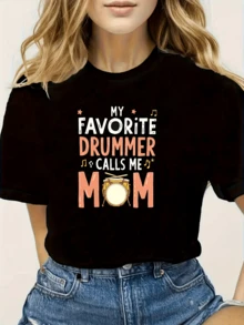 Tambores de tonos cálidos para celebrar el amor y el orgullo de las madres que apoyan al hijo del músico, notas y letras expresan lazos familiares y pasión por la música con camisetas femeninas con mensajes positivos y modernos para uso diario - Negro - Ver 1