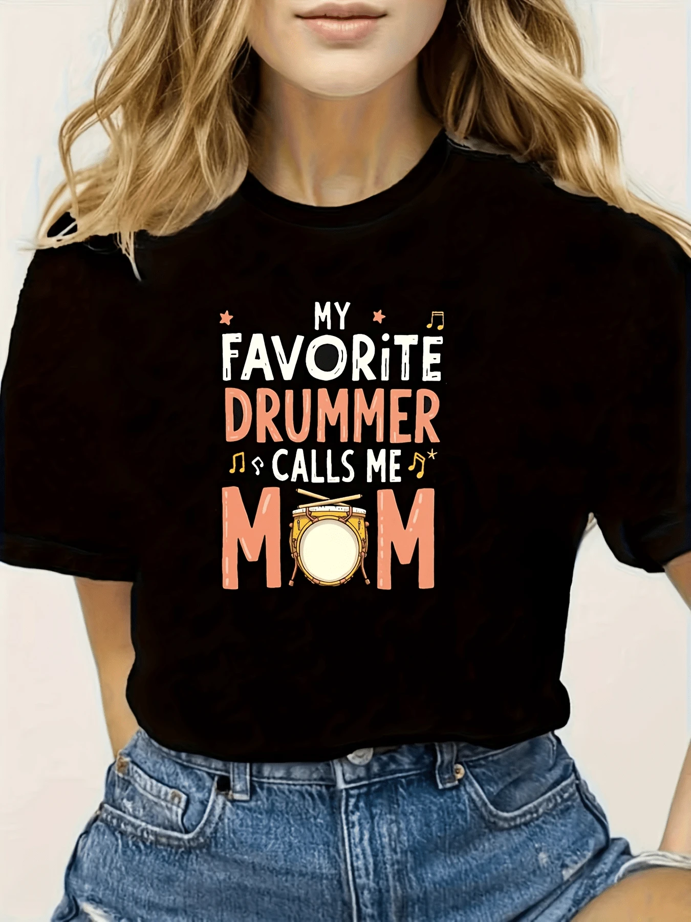 Tambores de tonos cálidos para celebrar el amor y el orgullo de las madres que apoyan al hijo del músico, notas y letras expresan lazos familiares y pasión por la música con camisetas femeninas con mensajes positivos y modernos para uso diario - Negro - Ver 1