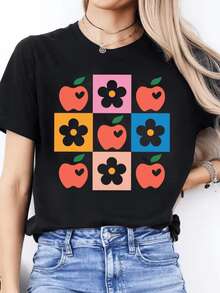 Manzanas rojas con corazones y flores negras en cuadros coloridos que evocan alegría energía y un estilo retro moderno para expresar vitalidad camiseta de mujer cómoda y casual - Negro - Ver 1