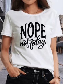 Frase divertida que expresa una actitud relajada de rechazo hacia las obligaciones del día con letras grandes y estilo moderno ideal para quienes valoran la comodidad camiseta de mujer casual con mensaje positivo y tipografía artística - Blanco - Ver 8