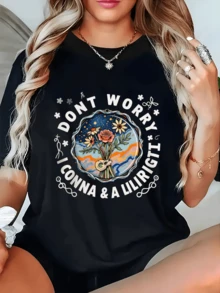 Flores coloridas rodeadas por un cielo estrellado y una guitarra que transmite tranquilidad y alegría con energía positiva y arte bohemio camiseta de mujer con letras motivacionales modernas - Negro - Ver 1