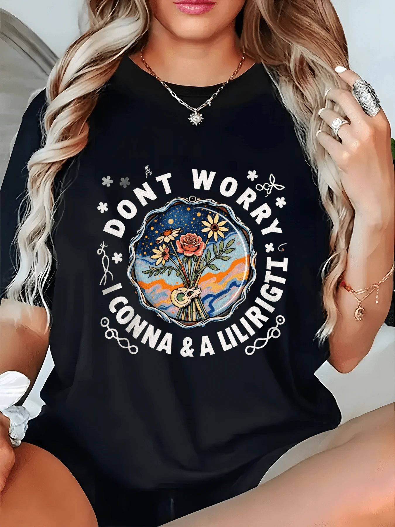 Flores coloridas rodeadas por un cielo estrellado y una guitarra que transmite tranquilidad y alegría con energía positiva y arte bohemio camiseta de mujer con letras motivacionales modernas - Negro - Ver 1