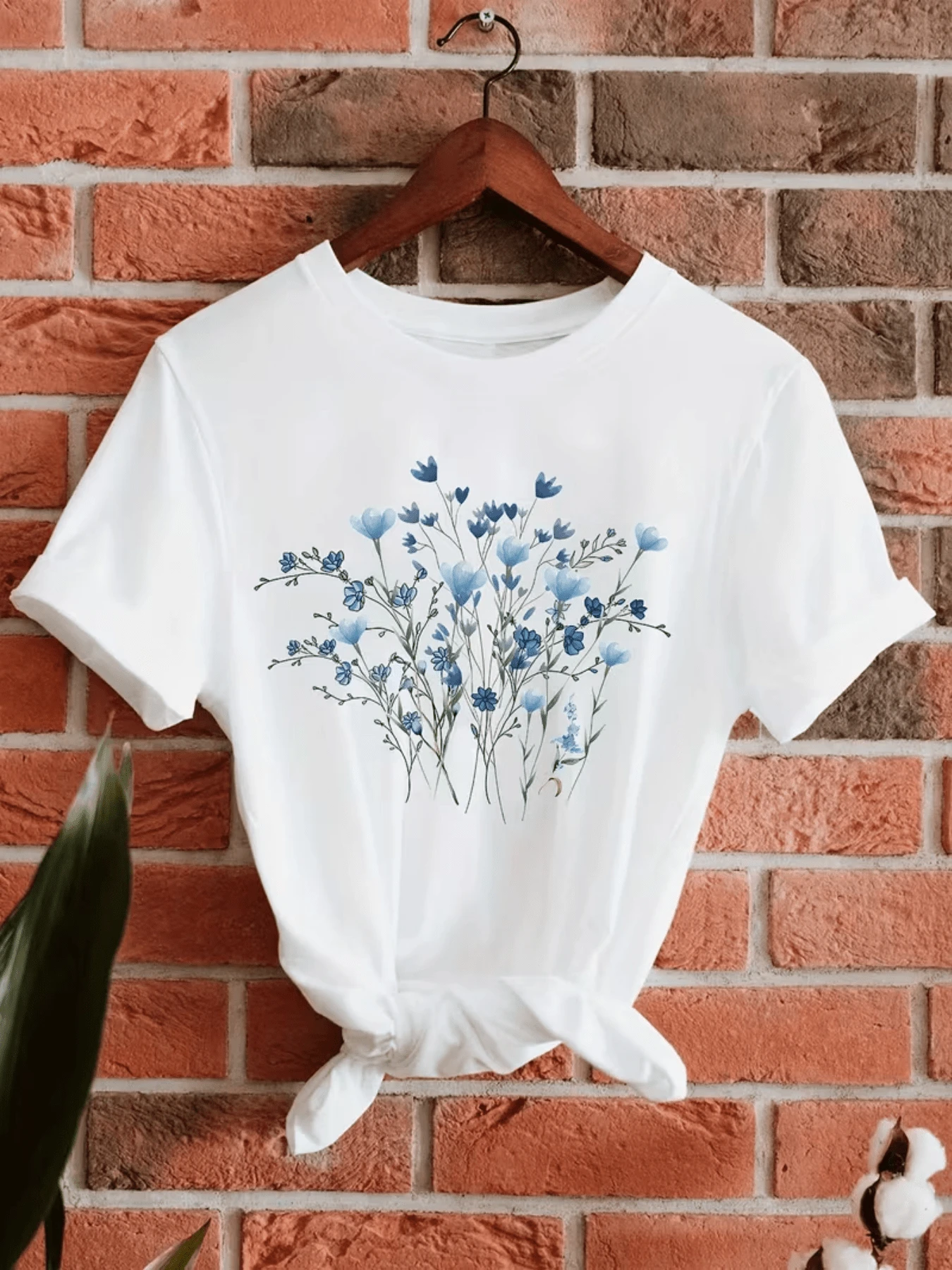 Ramo de flores azules dibujadas con delicadeza simbolizando calma libertad y belleza natural evocando la frescura del campo y la serenidad del cielo camiseta de mujer casual moderna cómoda para uso diario - Blanco - Ver 1