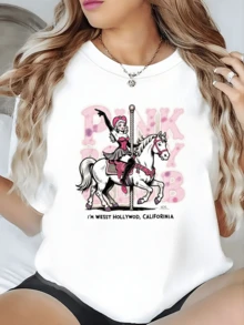 Una mujer con vestido rosa monta un caballo blanco en un carrusel adornado con tonos pastel evocando un ambiente festivo alegre y lleno de energía que transmite libertad y fantasía camiseta de mujer casual moderna y cómoda para uso diario - Blanco - Ver 6