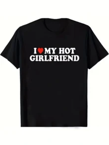 Corazón rojo acompañado de frase divertida que expresa cariño y orgullo hacia la pareja con letras grandes de tono blanco que transmiten energía positiva y confianza camiseta de mujer casual cómoda para uso diario - Negro - Ver 8