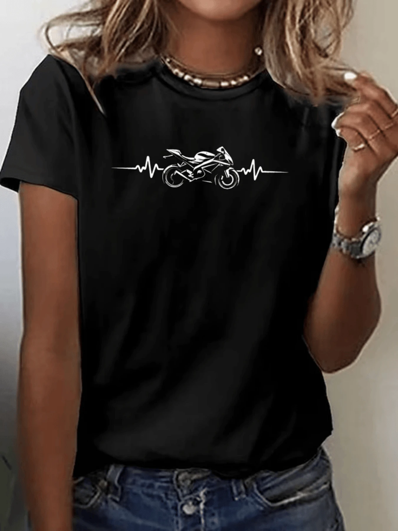 Motocicleta conectada al latido del corazón que simboliza la pasión por la velocidad y la libertad personal camiseta de mujer moderna cómoda para uso diario - Negro - Ver 1
