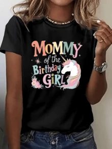 Unicornio místico con melena arcoíris y flores adornando el texto Mommy of the Birthday Girl celebrando el día especial de una niña con detalles de estrellas brillantes esta prenda es una fantástica camiseta de mujer. - Negro - Ver 8