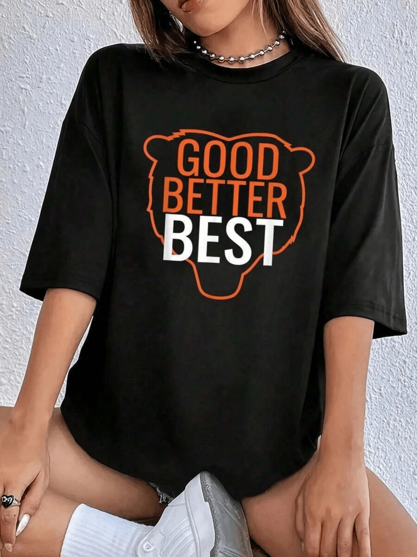 A Bear's Head Outlined In Orange Symbolizes Strength And Continuous Improvement, With Words That Inspire Self-Improvement And A Positive Attitude. A Modern, Comfortable, And Casual Women's T-Shirt For Everyday Wear. - 黑色 - 查看 1