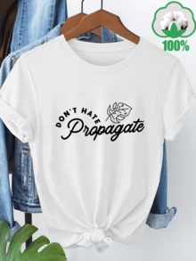 Hoja tropical junto a frase inspiradora que promueve la positividad y el crecimiento interior transmitiendo un mensaje de armonía con la naturaleza y conexión espiritual camiseta de mujer moderna y cómoda para uso diario - Blanco - Ver 6