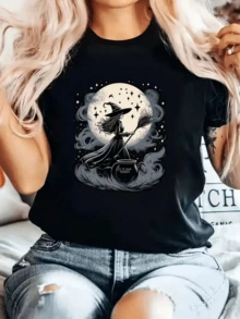 Figura de una hechicera sosteniendo una escoba frente a una luna llena rodeada de nubes mágicas y estrellas que evocan energía mística y libertad camiseta de mujer casual con estampado artístico moderno ideal para ocasiones relajadas - Negro - Ver 8