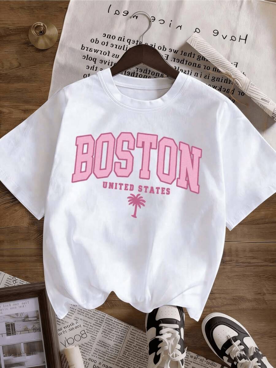 Palmera rosada que simboliza la energía relajada del verano y letras grandes que evocan el espíritu dinámico de Boston representando frescura y libertad camiseta de mujer casual para uso diario moderna y cómoda - Blanco - Ver 1
