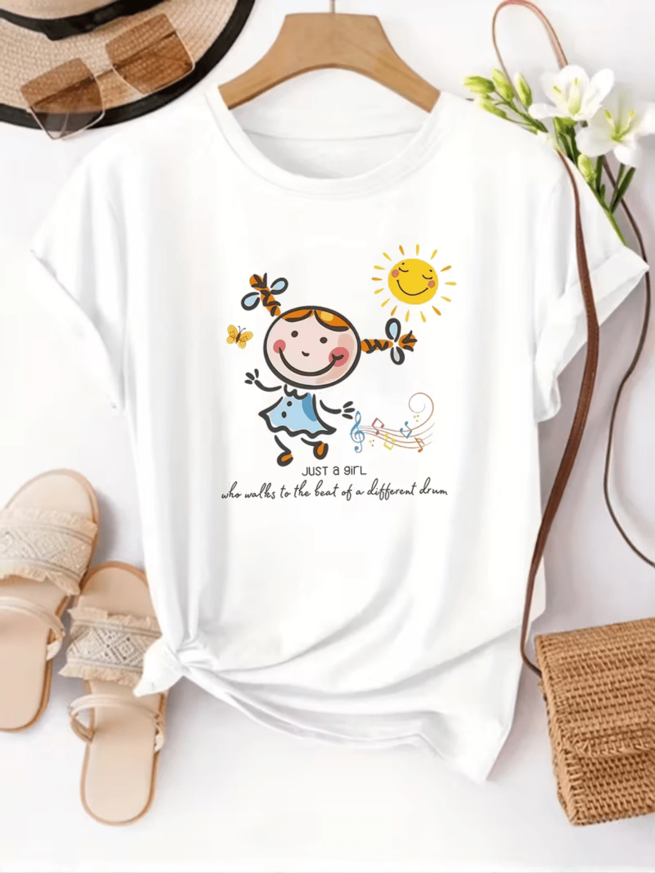 Una alegre niña con coletas bailando junto a un sol sonriente que simboliza energía optimismo y felicidad acompañada de notas musicales que evocan libertad y creatividad camiseta de mujer casual cómoda para uso diario - Blanco - Ver 1
