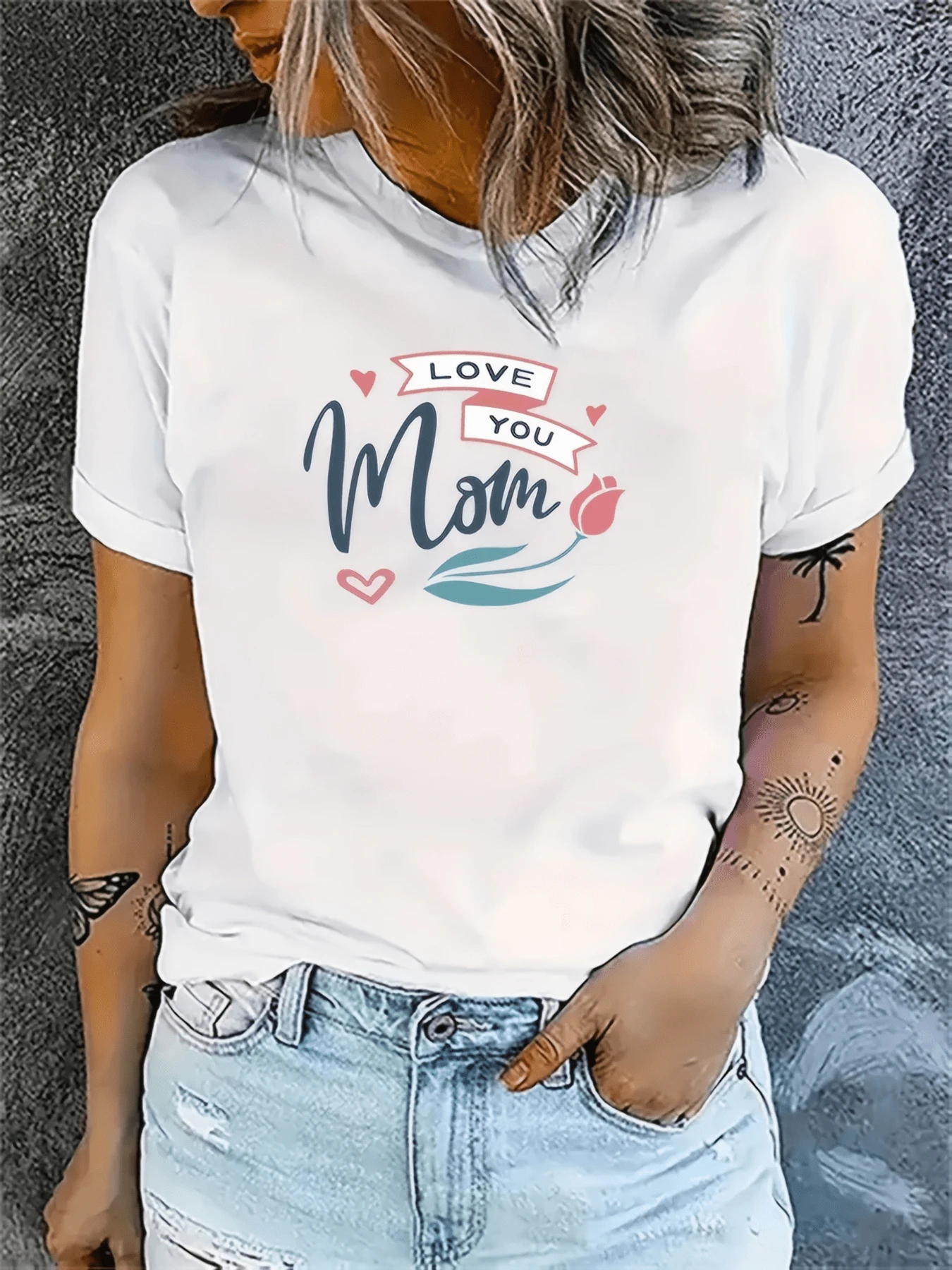 Mensaje amoroso con corazones y una flor que celebra el vínculo especial entre madre e hijo mostrando ternura cariño y gratitud con letras suaves y alegres camiseta de mujer casual cómoda para regalo del Día de la Madre - Blanco - Ver 1