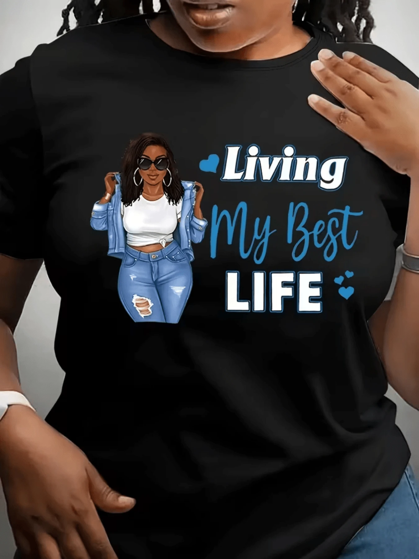 Mujer segura disfrutando de su mejor vida con actitud positiva en tonos azules símbolo de independencia confianza y energía moderna camiseta de mujer casual cómoda para uso diario - Negro - Ver 1