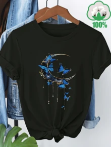 Luna dorada rodeada de mariposas azules que simbolizan libertad esperanza y transformación en la noche estrellada camiseta de mujer cómoda moderna ideal para uso diario - Negro - Ver 6