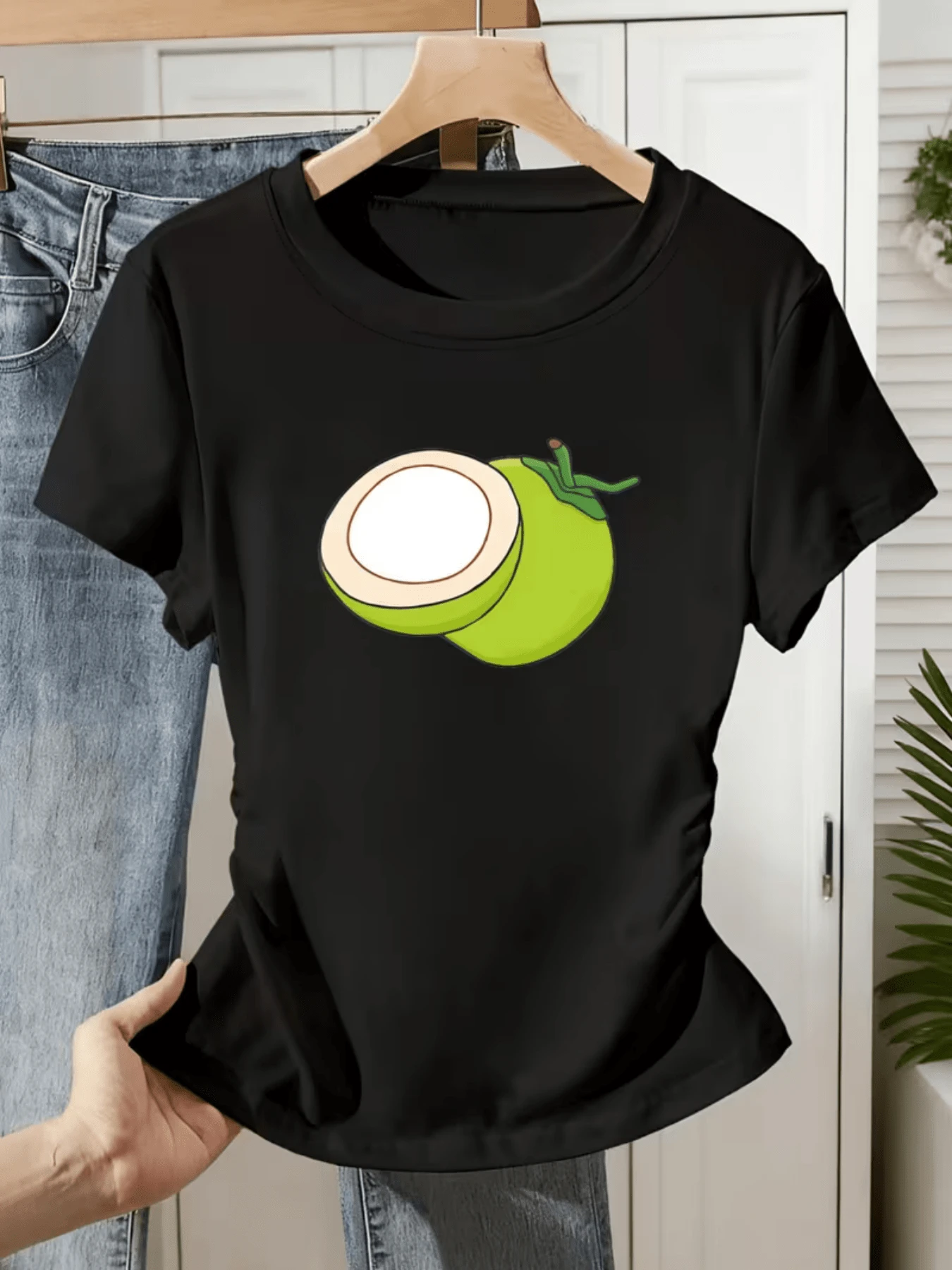 Coco verde abierto simbolizando frescura vitalidad y energía natural con tonos suaves que evocan días soleados y espíritu tropical camiseta de mujer casual cómoda para uso diario - Negro - Ver 1