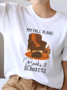 Un acogedor rincón otoñal con sillón cálido manta libros calabaza y perro descansando símbolo de tranquilidad y amor por la lectura camiseta de mujer casual cómoda para días relajados - Blanco - Ver 8