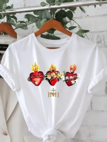 Tres corazones ardientes que simbolizan amor fe esperanza y pureza rodeados de flores y fuego sagrado transmiten pasión espiritual profunda camiseta de mujer casual cómoda y elegante - Blanco - Ver 1