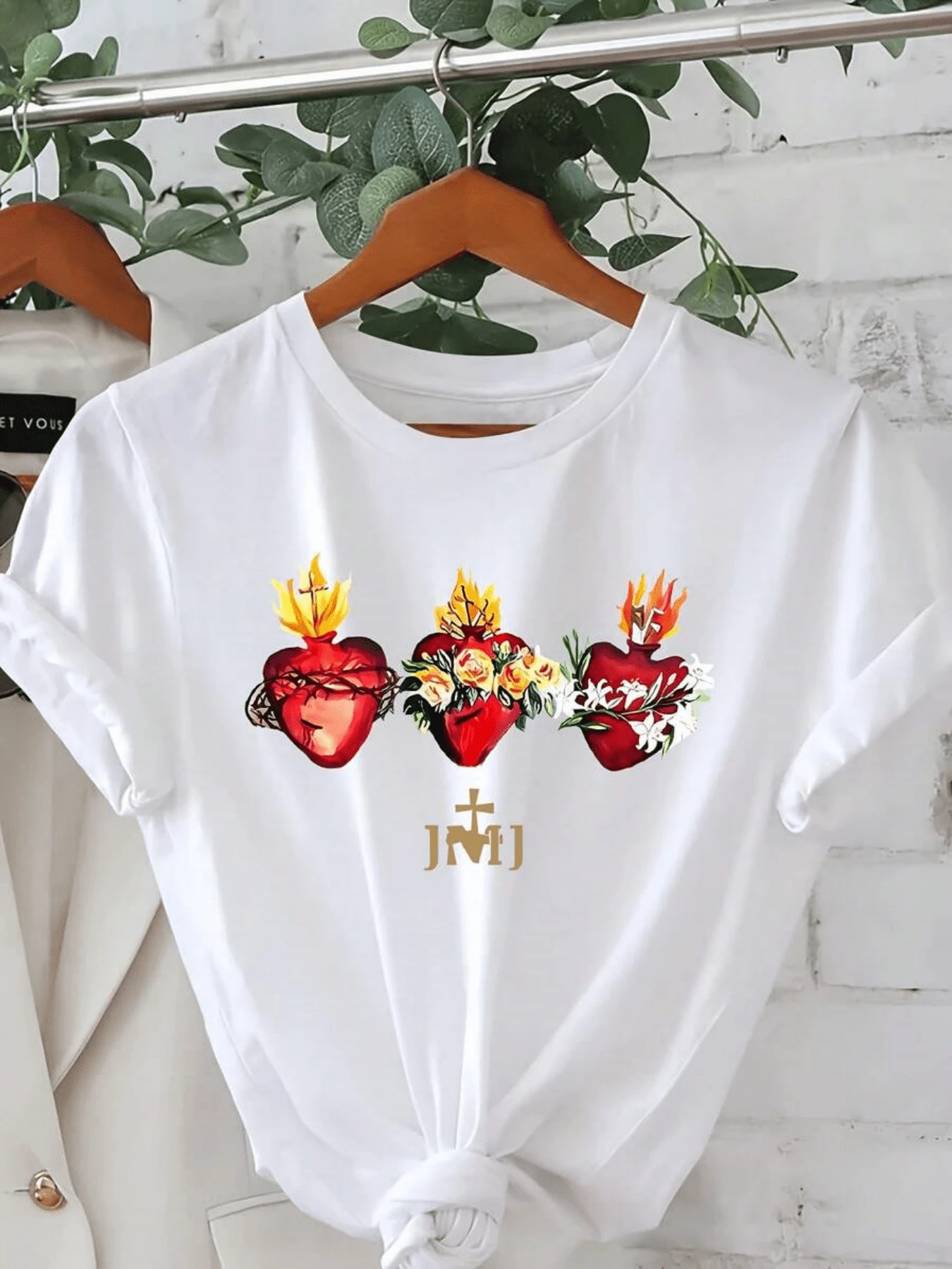 Tres corazones ardientes que simbolizan amor fe esperanza y pureza rodeados de flores y fuego sagrado transmiten pasión espiritual profunda camiseta de mujer casual cómoda y elegante - Blanco - Ver 1
