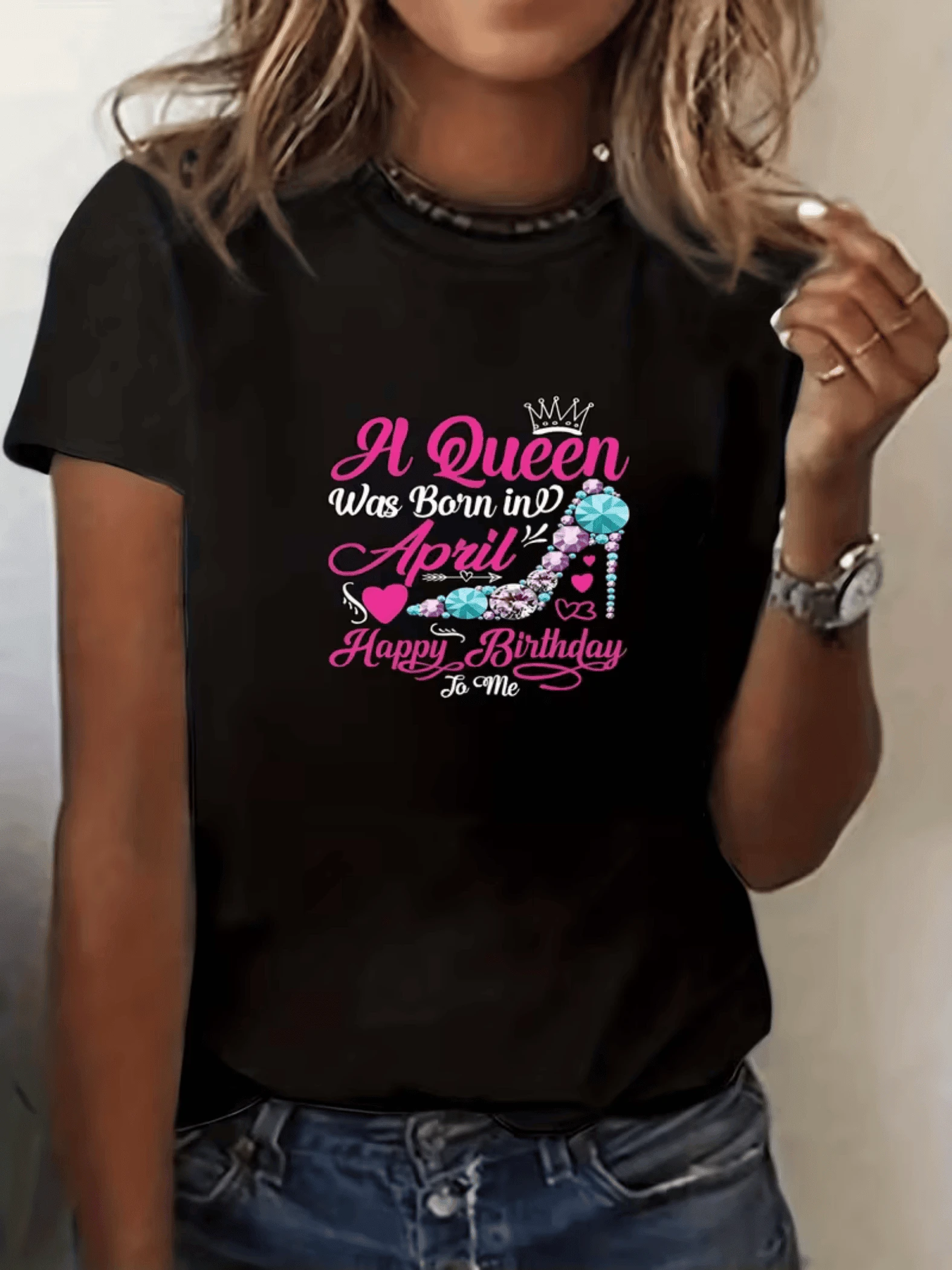 Reina nacida en abril con corona brillante tacón hecho de joyas corazones y letras rosadas que celebran el orgullo de cumplir años con estilo propio camiseta de mujer casual elegante para regalo de cumpleaños - Negro - Ver 1