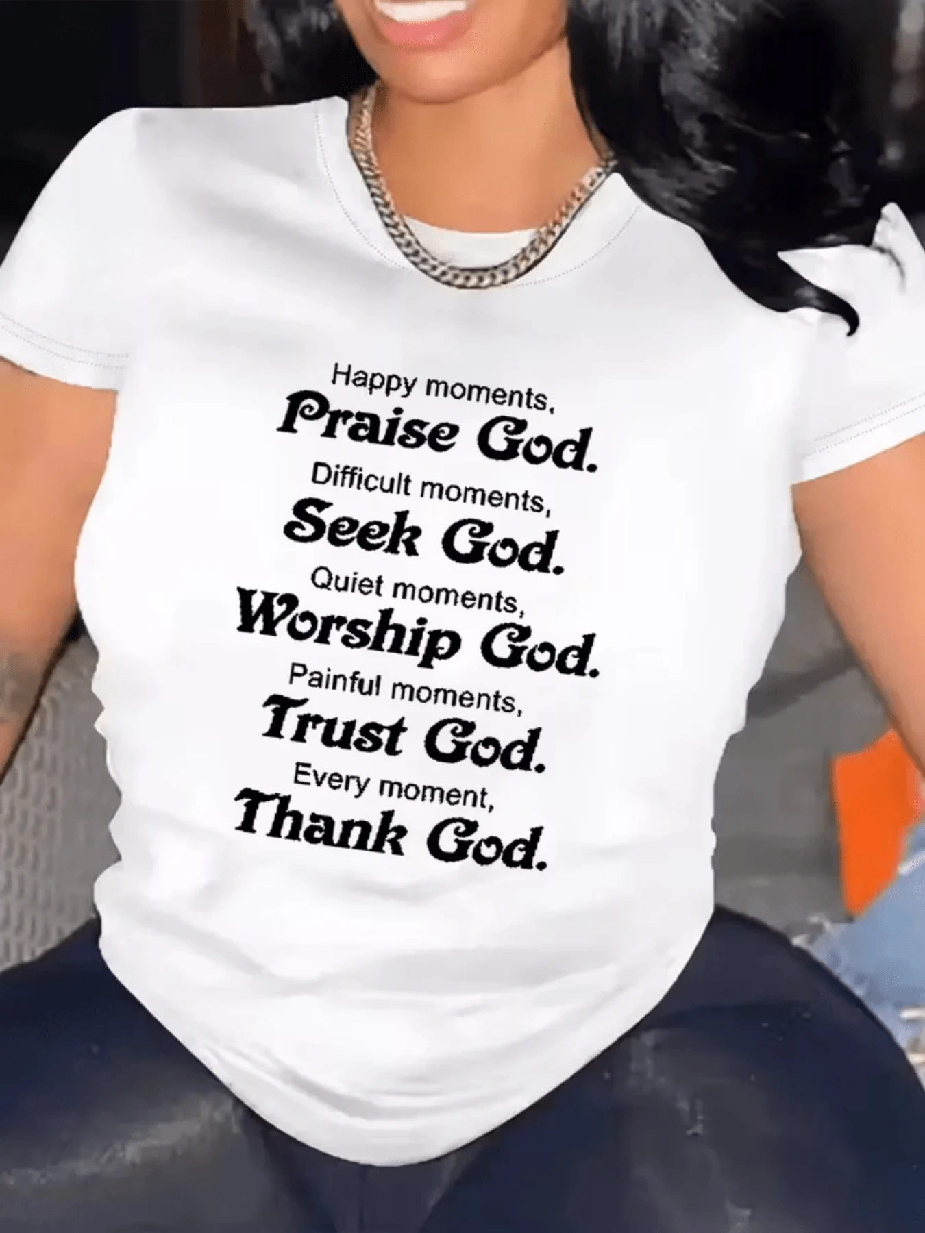 Momentos felices alabando a Dios palabras inspiradoras que recuerdan buscar confiar y agradecer en cada situación camiseta de mujer casual cómoda para uso diario - Blanco - Ver 1